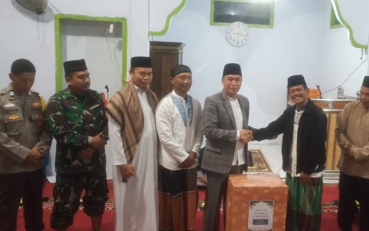 Bupati Kepahiang Zurdi Nata. S.Ip beserta jajarannya menyerahkan bingkisan hadiah kepada pengurus masjid AT - Taqwa desa Air Sempiang Kecamatan Kabawetan.