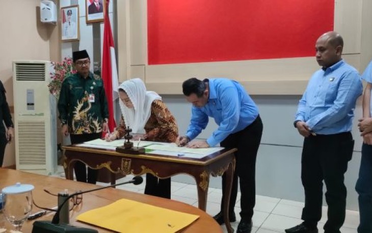 Penandatanganan berlangsung di ruang rapat Kantor Bupati Natuna. Jl. Batu Sisir Desa Sungai Ulu Kecamatan Bunguran Timur Kabupaten Natuna. Kamis, 852025.
