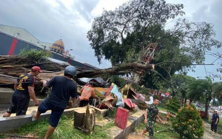 Pohon Tumbang saat Salat Ied di Pemalang