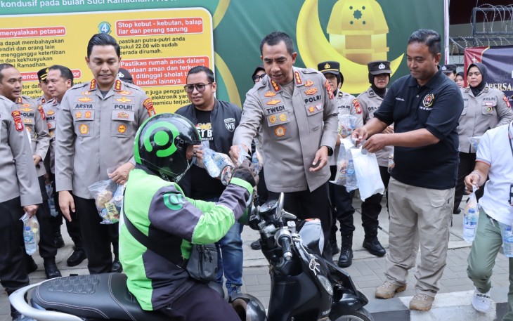 Polres Metro Jakarta Barat Bersama Insan Media Berbagi Takjil dan Santuni Anak Yatim di Bulan Ramadan