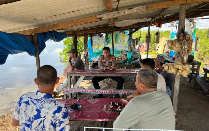 Kapolres Aceh Singkil saat Sambangi Warga di Warung Kopi, sekitar pukul 10.00 WIB, Rabu ( 24/09/2025).