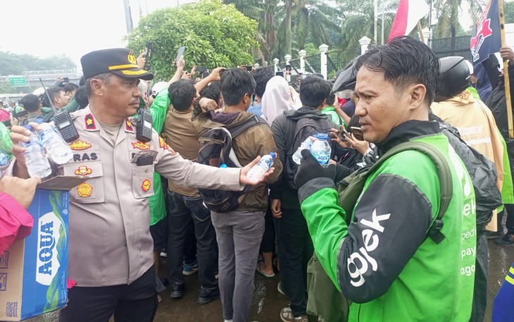 Polisi Kawal Unjuk Rasa Ojol di depan Gedung DPR RI, Senayan, Jakarta Pusat, Rabu (17/9/2025), berlangsung aman dan tertib.