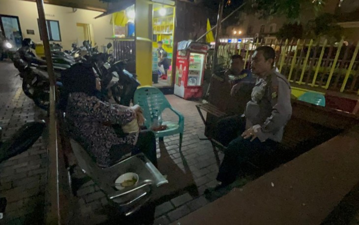 Kali ini, aksi humanis datang dari jajaran Polsek Grogol Petamburan yang membantu seorang ibu hamil muda yang mengalami kesulitan saat hendak pulang ke rumah