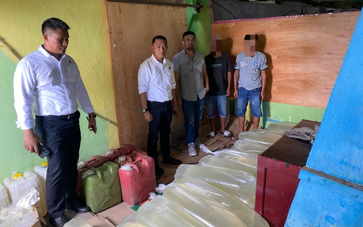 Satresnarkoba Polres Bitung saat mengamankan ribuan minuman keras jenis cap tikus beserta dua orang pelaku