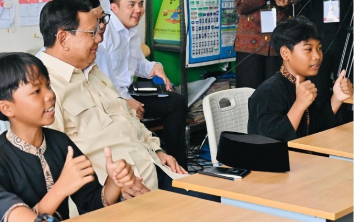 Presiden Prabowo Bersama Mendikdasmen Saksikan Demonstrasi Pembelajaran dengan Teknologi Smart Board