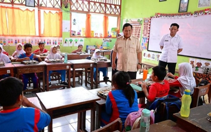 Presiden Prabowo saat Tinjau Pelaksanaan Makan Bergizi Gratis di SDN Jati 05 Pagi, Pulogadung, Jakarta Timur, pada Senin, 3 Februari 2025.