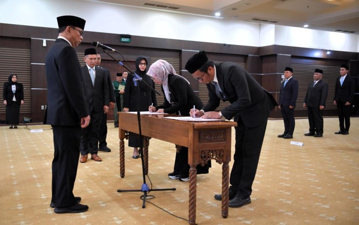 Menkop Budi Arie Setiadi saat melantik sebanyak delapan (8) pejabat tinggi pratama di lingkungan Kementerian Koperasi (Kemenkop) di Auditorium Kementerian Koperasi (Kemenkop), Senin (23/6).