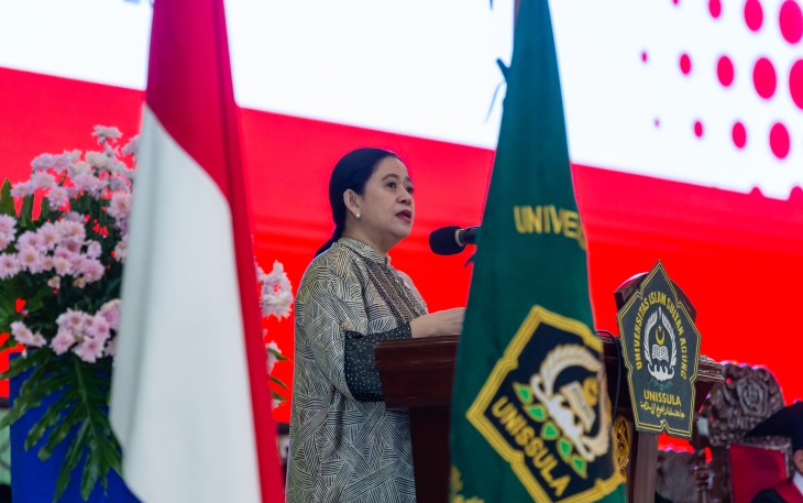 Ketua DPR RI Puan Maharani saat menghadiri pengukuhan koleganya di DPR RI yakni Wakil Ketua DPR Adies Kadir sebagai Profesor Kehormatan Bidang Hukum di Universitas Islam Sultan Agung (Unissula), Semarang, Jawa Tengah, Sabtu (29/11/2025) pagi.
