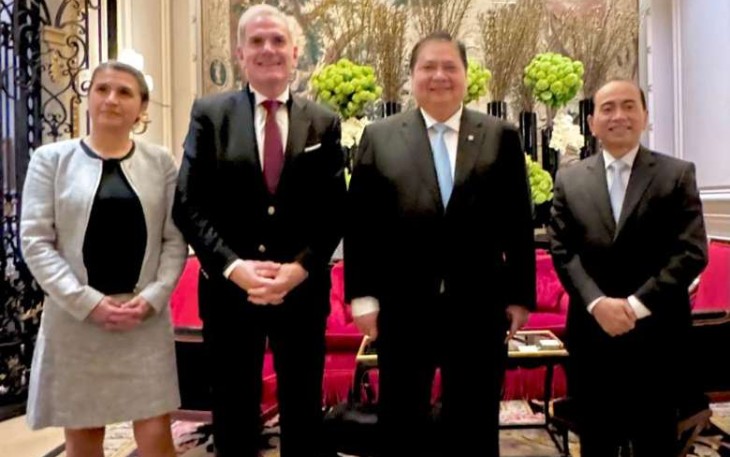 Menko Perekonomian Airlangga Hartarto foto bersama di OECD Paris, Prancis (6/3)