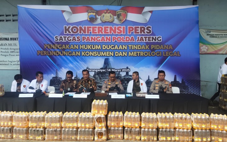 Konferensi pers Satgas Pangan Polda Jateng terkait penyitaan 89.856 botol minyak goreng MinyaKita tutup kuning, di lokasi PT KMR, wilayah Jaten, Kabupaten Karanganyar, Sabtu (14/3/2025)