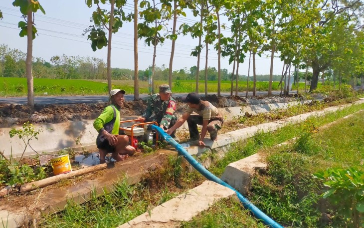 Koramil 0803-14/Dagangan, Serda Aan Muhariyanto, aktif berperan serta dalam pendampingan pertanian di wilayah binaannya. Bersama warga Dusun Made, Serda Aan Muhariyanto melaksanakan pendampingan pengairan lahan sawah Kelompok Tani (Poktan) Wilujeng Rahayu, Minggu (23/2)