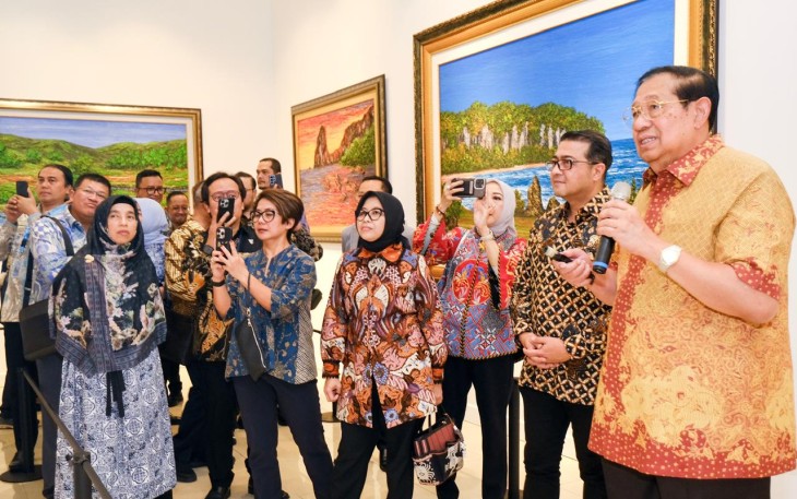 Kementerian Ekonomi Kreatif/Badan Ekonomi Kreatif (Kemenekraf) melakukan kunjungan kerja ke Cikeas Art Gallery milik Presiden ke-6 RI, Susilo Bambang Yudhoyono (SBY), yang berlokasi di Puri Cikeas, Kabupaten Bogor, Jawa Barat (14/5)