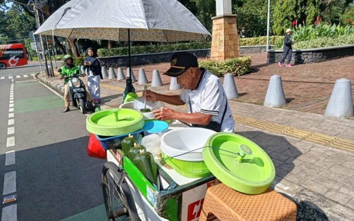  Pak Hernu, tukang es cincau yang telah mengabdikan 43 tahun hidupnya untuk menjajakan kesegaran di tengah hiruk-pikuk kota