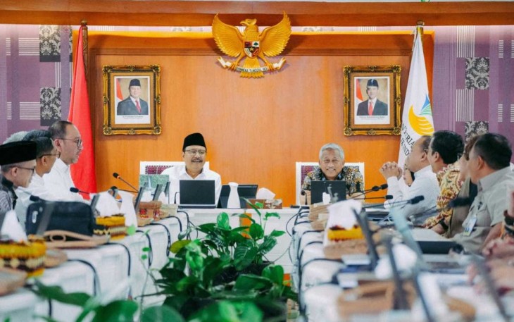 Menteri Sosial Saifullah Yusuf, usai memimpin rapat pleno persiapan Sekolah Rakyat bersama sejumlah kementerian dan lembaga di Kantor Kementerian Sosial, Jakarta, Rabu (19/3/2025)