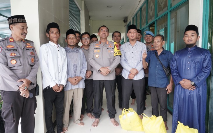 Kapolres Metro Jakarta Barat Shalat Dzuhur Bersama Warga di Masjid Jami Al Ikhwan