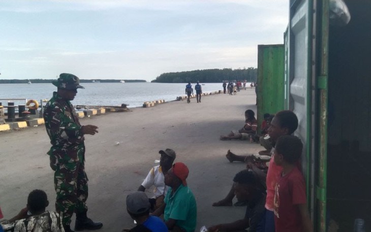 Babinsa Koramil Mapurujaya Gelar Komsos Bersama Pekerja TKBM di Wilayah Binaan