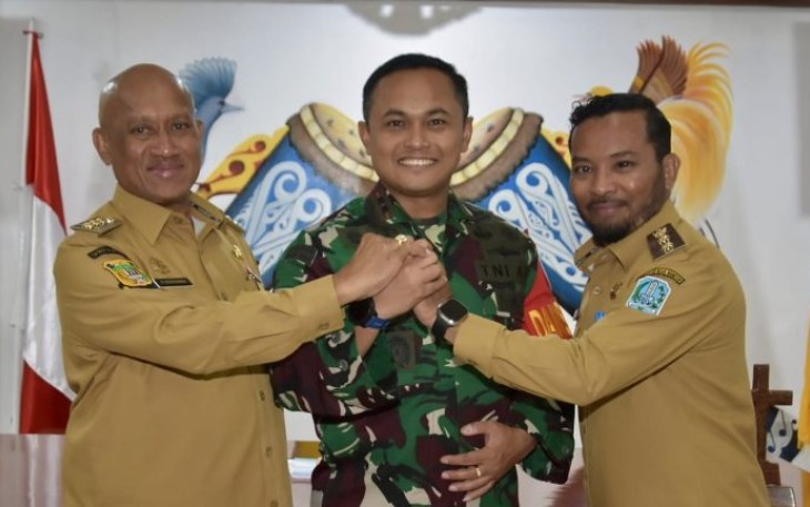 Bupati Biak Numfor, Markus Oktovianus Mansnembra mengapresiasi kinerja Dandim 1708/BN Letkol Inf Marsen Sinaga, S.Hub.Int., M.Han, atas keberhasilan pelaksanaan TNI Manunggal Membangun Desa (TMMD) ke123 di Kampung Kbusdori, Distrik Swandiwe, Kabupaten Biak Numfor
