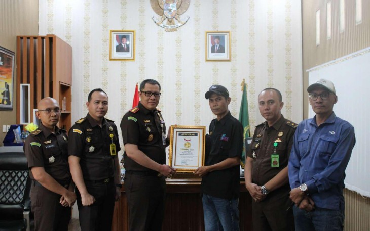 SMSI Kaur Anugerahi Kajari Sebagai Sahabat Pers