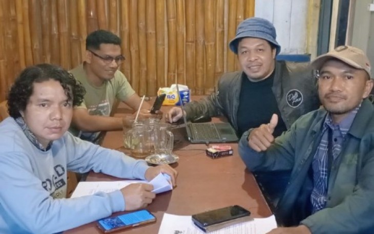 Ketua Formatur SMSI Manggarai bersama rekan lainnya saat menggelar musyawarah cabang yang berlangsung di Wela Cafe, Kamis (27/2/2025)