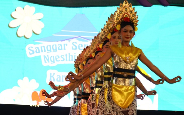 Penampilan salah satu peserta pada hari pertama pergelaran Festival SBI 2025, di Balaikota Surakarta, Jumat (9/5/2025) malam