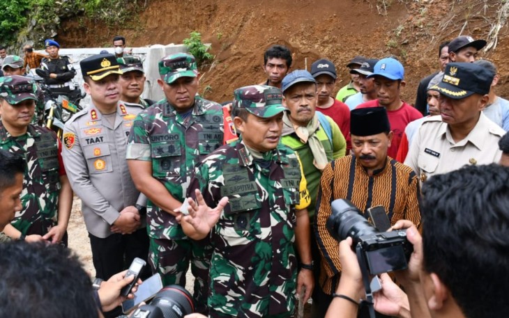 Tim Wasev, Mayjen TNI Herianto Syahputra meninjau pelaksanaan TMMD ke-123 Kodim 0807/Tulungagung. Dari hasil peninjauan, ungkapnya, progres pengerjaan berbagai sasaran masih bervariatif