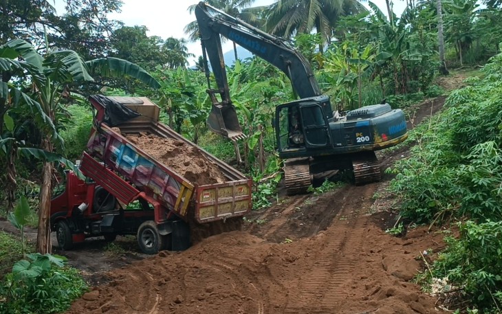 Alat Berat Excavator saat menghampar bahan material sirtu yang di Supali dengan menggunakan dumtruk