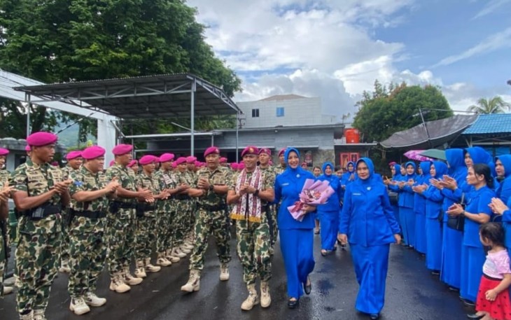 Prajurit Yonmarhanlan VIII Bitung saat menyambut kedatangan Danyon Baru