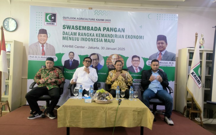 Wakil Menteri Transmigrasi Viva Yoga Mauladi saat menjadi keynote speech dalam ‘Outlook Agriculture KAHMI 2025’ yang berlangsung secara luring di KAHMI Center, Jakarta, dan daring yang diikuti peserta dari berbagai daerah di Indonesia, Kamis (30/1/2025)