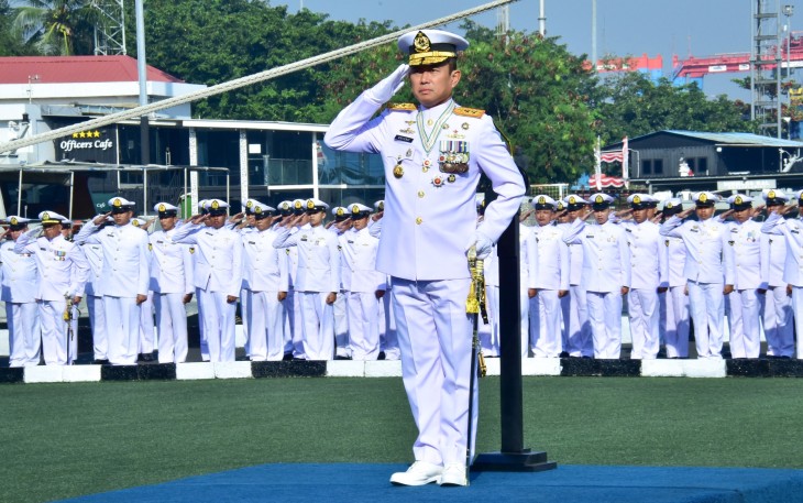 Upacara bendera di lapangan Moeljono Silam, Mako Kolinlamil, Tanjung Priok, Jakarta Utara, Minggu (17/8).