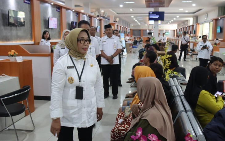 Wabup Blora Sri Setyorini melakukan sidak di sejumlah OPD diantaranya Dindukcapil,  DPM PTSP dan RSUD Blora