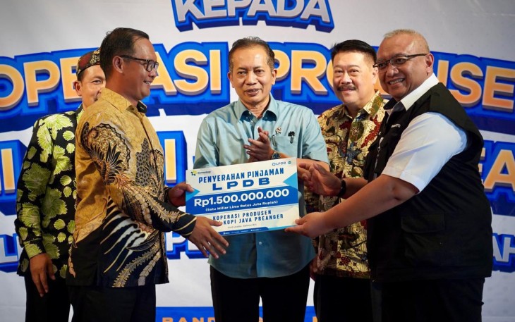 Kementerian Koperasi (Kemenkop) melalui Lembaga Pengelola Dana Bergulir (LPDB) menyalurkan pembiayaan dana bergulir kepada Koperasi Produsen Petani Kopi Java Preanger sebagai bentuk nyata dukungan pemerintah terhadap penguatan ekonomi kerakyatan melalui koperasi. Penyerahan secara simbolis dilakukan langsung oleh Wakil Menteri Koperasi (Wamenkop) Ferry Juliantono, di Bandung, Sabtu (10/5/2025)