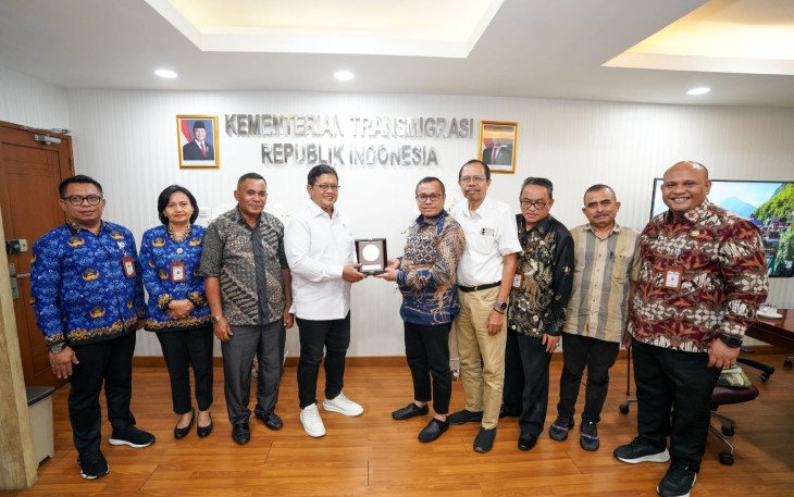 Bupati La Hamidi saat bertemu dengan Wakil Menteri Transmigrasi Viva Yoga Mauladi di Kantor Kementerian Transmigrasi (Kementrans), Kalibata, Jakarta (17/11/2025).