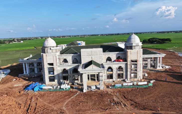 Wakil Menteri Pekerjaan Umum (PU) Diana Kusumastuti mendampingi Wakil Presiden (Wapres) RI Gibran Rakabuming Raka meninjau pembangunan Universitas Syeikh Nawawi Banten, Kamis (06/03/2025)