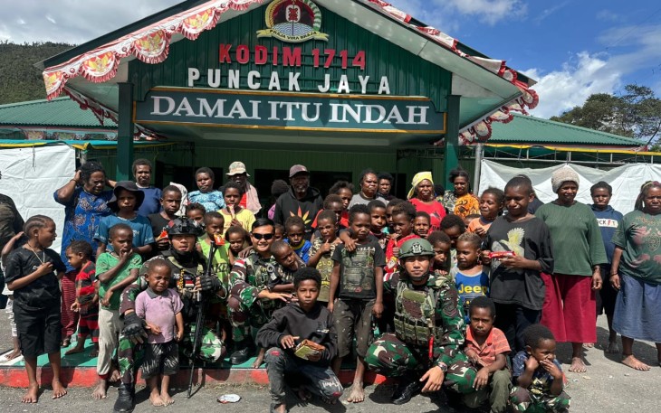 Satgas Yonif 715/Mtl Bagikan Logistik kepada Pengungsi Konflik Puncak Jaya