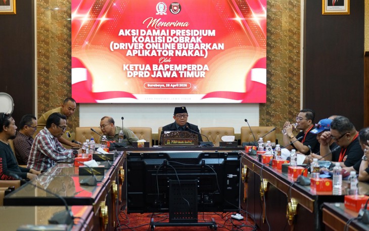Ketua Bapemperda DPRD Jatim, Yordan M Batara Goa saat merespons langsung terhadap tuntutan pengemudil online yang tergabung dalam aliansi Driver Online Bubarkan Aplikator Nakal (Dobrak)