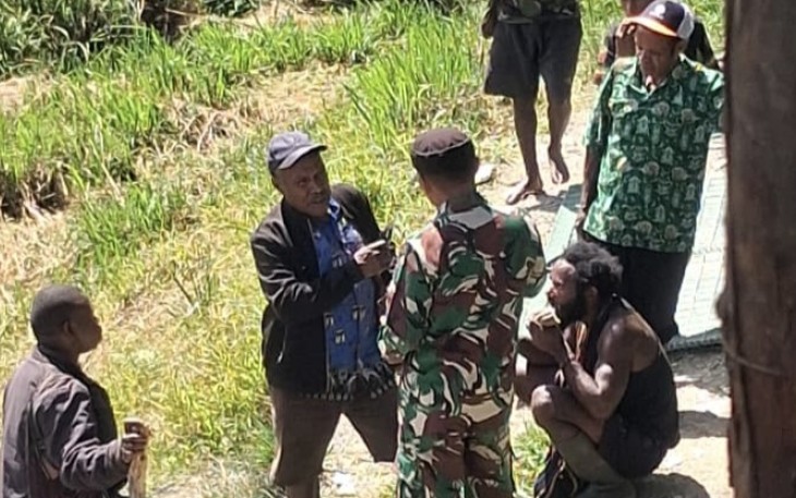 Prajurit TNI melaksanakan patroli dan pengecekan.