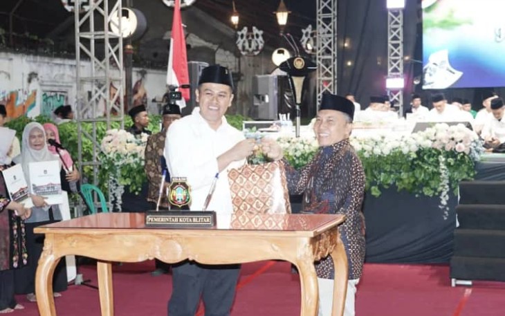 Walikota Blitar Syauqul Muhibbin (baju putih bersongkok) Teken Kerjasama dengan Rektor UIN Malang (Foto : Ist.) 