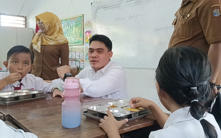 Anggota Komisi E DPRD Jatim Cahyo Harjo Prakoso saat sidak salah satu MBG di SDN di Surabaya 