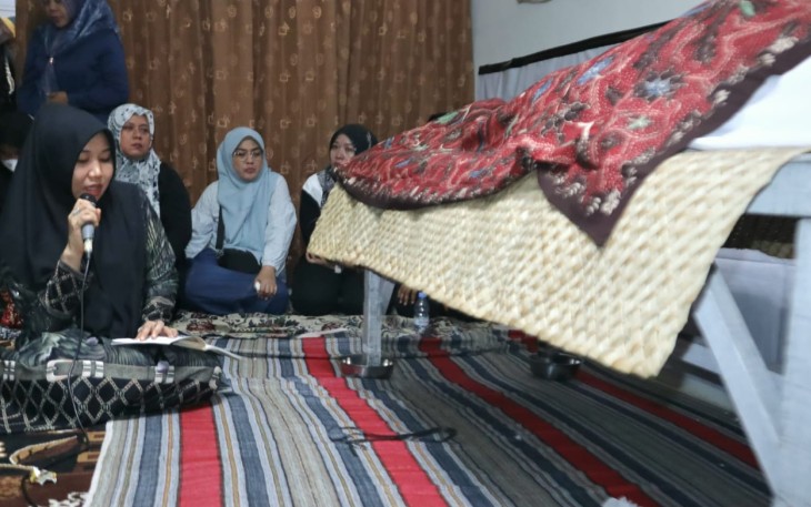  Senator DPD RI Lia Istifhama ketika memanjatkan doa di depan jenazah kakaknya, Hj. Fentin Istifa’iyah