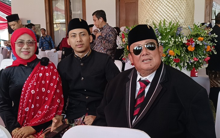 Tokoh masyarakat Jatim Mat Mochtar (kanan) saat menghadiri upacara Hari Jadi Provinsi Jatim ke-81 di Grahadi 