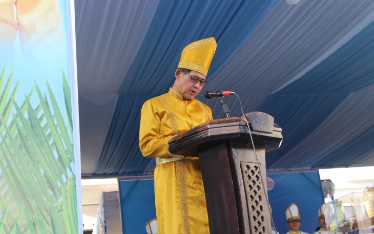 Walikota Bitung, Hengky Honandar saat menyampaikan sambutannya pada upacara pesta adat Tulude