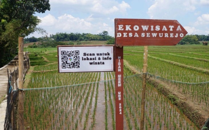 Integrasi QR Code inovasi mahasiswa KKN 46 UNS terpasang pada papan petunjuk jalan menuju lokasi Ekowisata Desa Sewurejo, Mojogedang, Karanganyar.