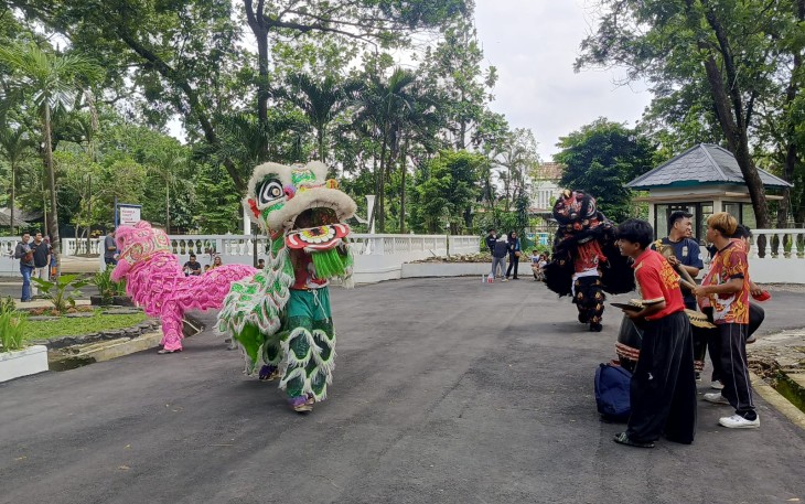 Pertunjukan atraksi barongsai menghibur wisatawan di De' Tasikmadoe Heritage Karanganyar, Minggu (15/2/2026).