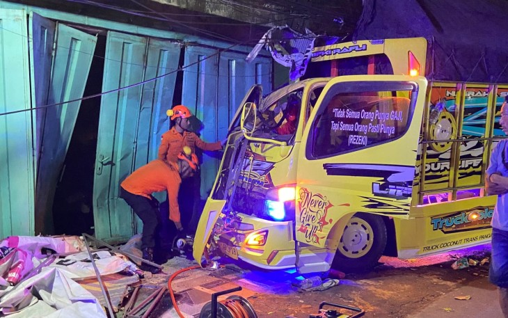 Anggota Basarnas Surakarta melakukan evakuasi terhadap pengemudi truk yang terjepit kabin usai menabrak sebuah warung di Jalan Embarkasi Haji, Desa Gagak Sipat, Kecamatan Ngemplak, Kabupaten Boyolali, Sabtu (25/4/2026) dini hari. (Foto: Istimewa).