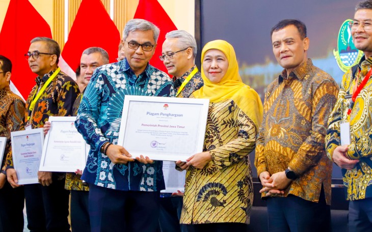 Gubernur Jawa Timur Khofifah Indar Parawansa saat menerima penghargaan langsung dari Komisi Pemberantasan Korupsi Republik Indonesia (KPK RI)