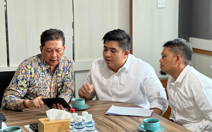 Bupati Bintan Roby Kurniawan (tengah) saat melakukan kunjungan silahturahmi ke Kantor Balai Pelaksanaan Jalan Nasional (BPJN) Kepulauan Riau, Rabu (17/06).