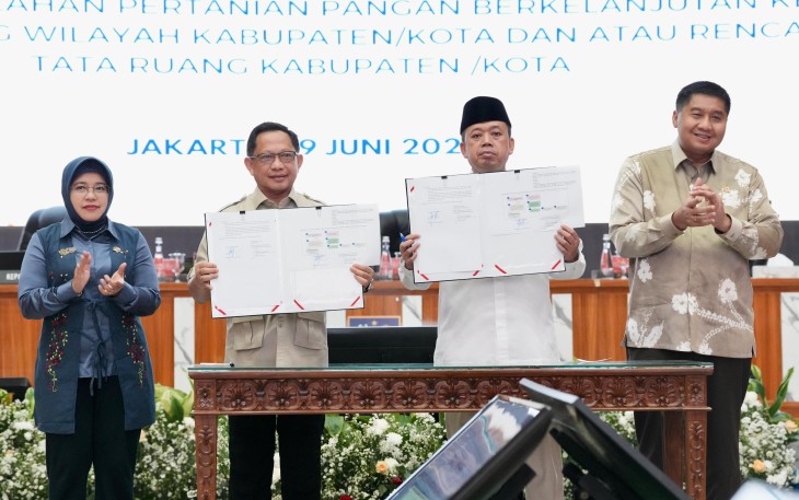 Penandatanganan SEB tentang Pengintegrasian Lahan Pertanian Pangan Berkelanjutan (LP2B) ke Dalam Rencana Tata Ruang Wilayah (RTRW) Kabupaten/Kota dan/atau Rencana Detail Tata Ruang (RDTR) Kabupaten/Kota.