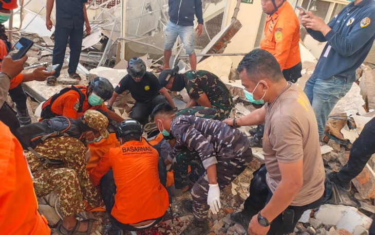 TNI Kerahkan Personel Bantu Masyarakat Terdampak Gempa NTT
