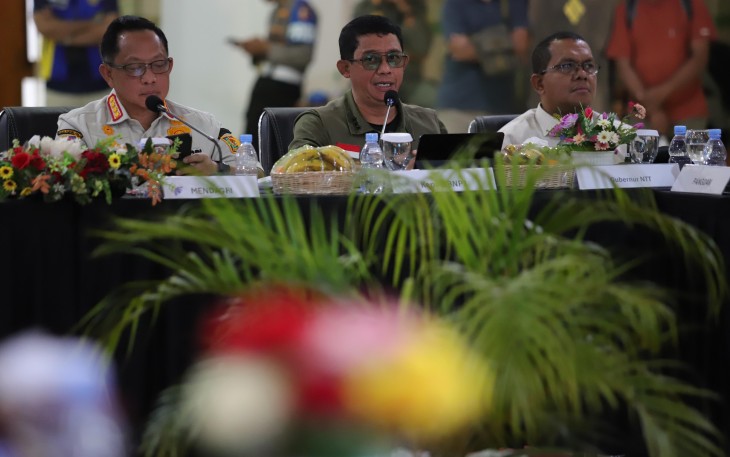 Kepala BNPB Letjen TNI Dr. Suharyanto S.Sos., M.M., (kacamata baju hijau tactical) menyampaikan arahan dalam Rapat Koordinasi Penanganan Darurat Gempabumi M 7,7 Flores di Kantor Bupati Manggarai Barat, Nusa Tenggara Timur, Minggu (16/8).
