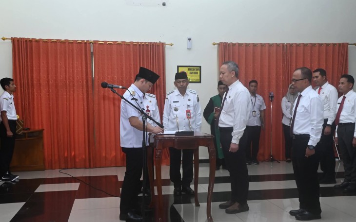 Bupati Trenggalek, Mochamad Nur Arifin, saat melantik dan mengambil sumpah 8 Pejabat Tinggi Pratama dan1 Direktur Perumda Tirta Wening di Gedung Bawarasa Lantai 1, Rabu (1/4/2026)
